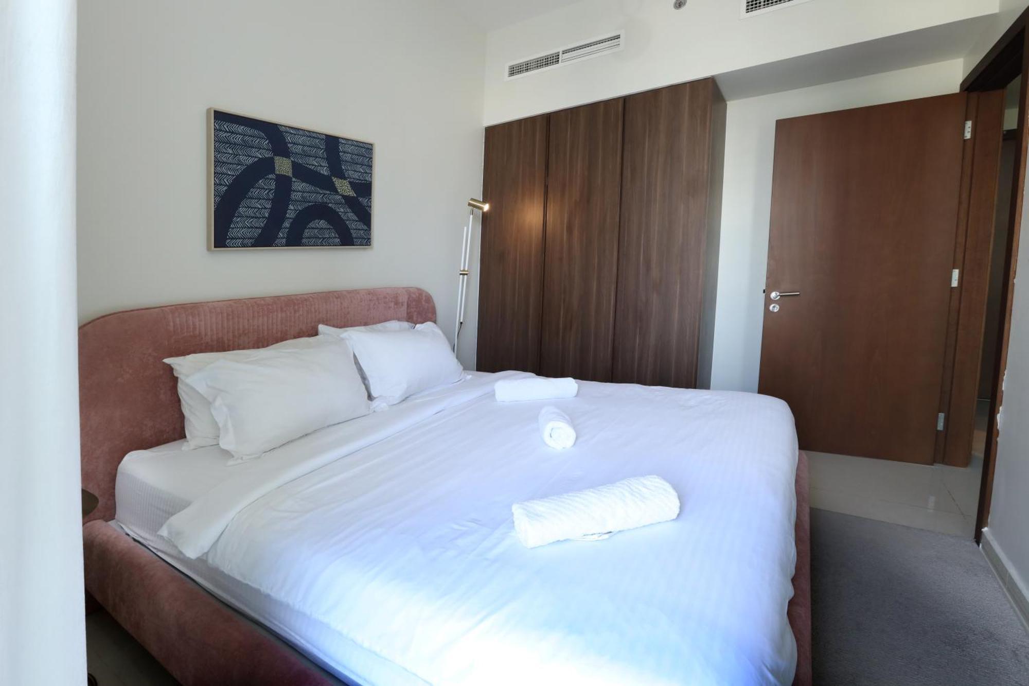 Brown Stone - & Canal View Reva Dubai